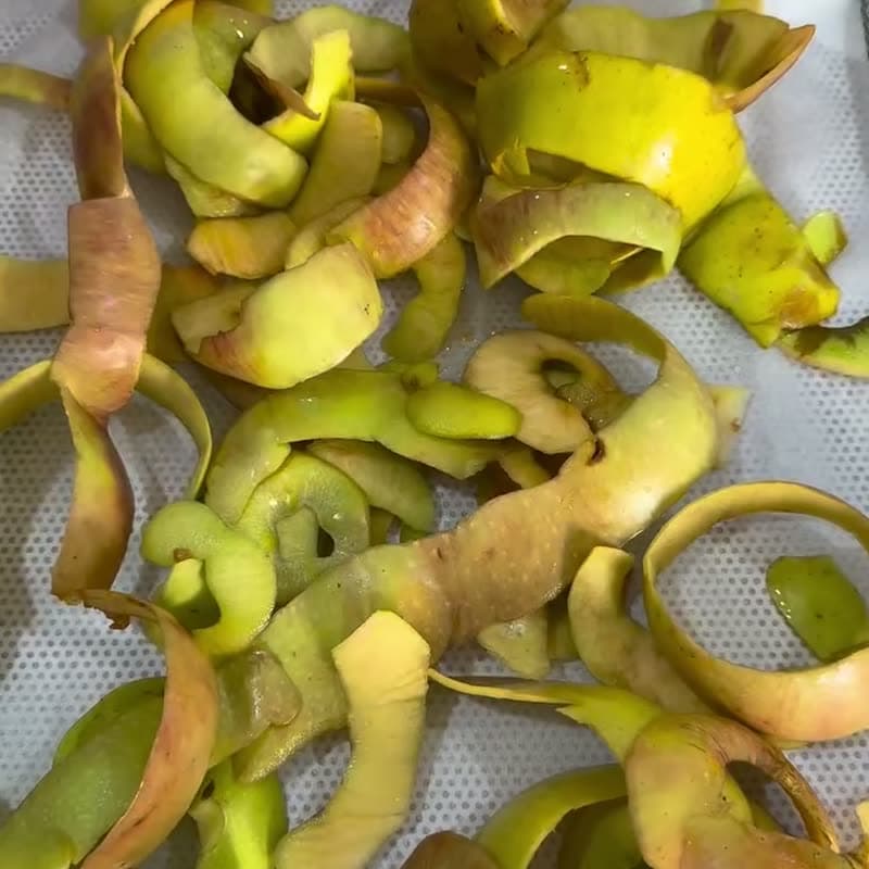 Épluchures de pommes en spirale rassemblées sur un plateau