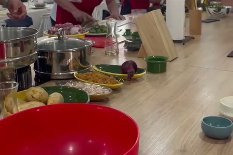 Plans de travail garnis de casseroles et de légumes pendant un atelier de groupe